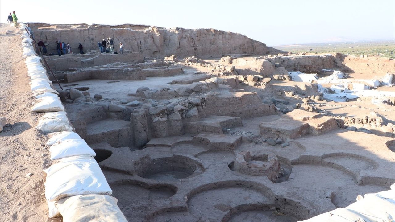 Oylum Höyük'te Yeni Hitit Belgeleri: 2025 Kazılarında İki Tablet ve Mühür