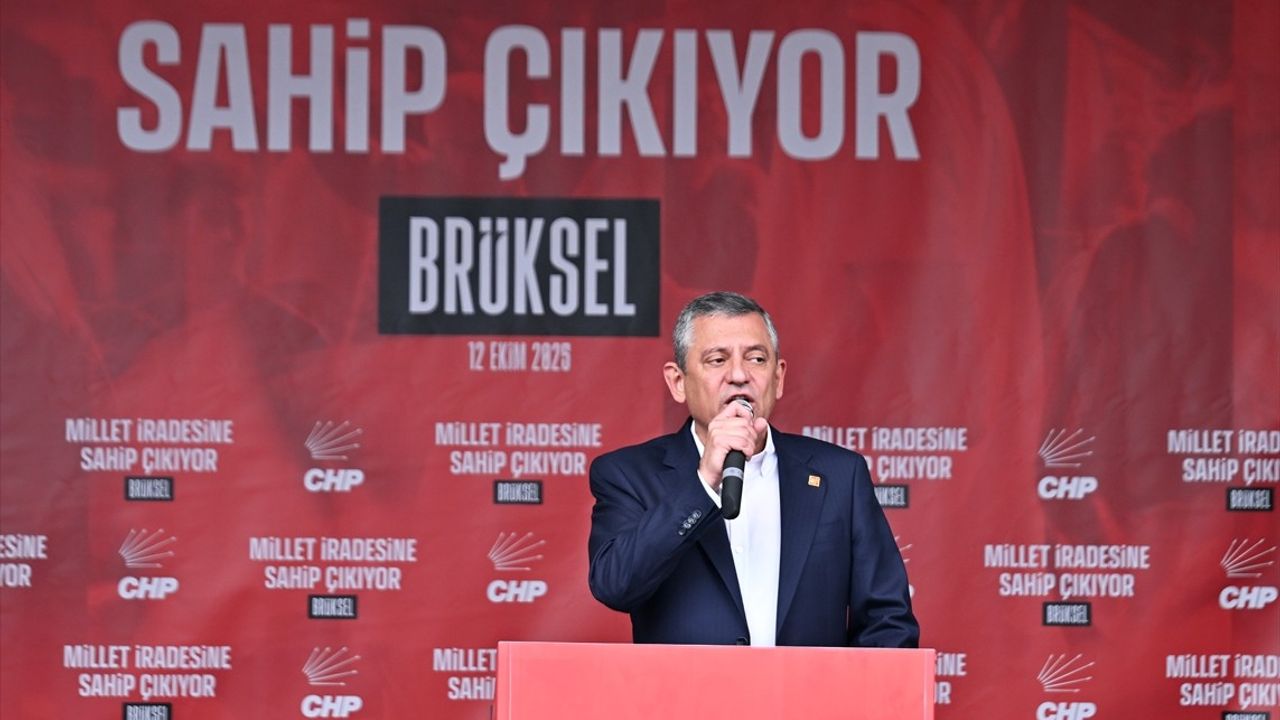 Özgür Özel Brüksel Mitinginde Gençlere Çağrı: 'Siyasetten Uzak Durmayın'