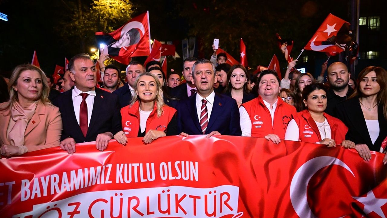 Özgür Özel Kadıköy'de 29 Ekim Cumhuriyet Yürüyüşü'ne Katıldı