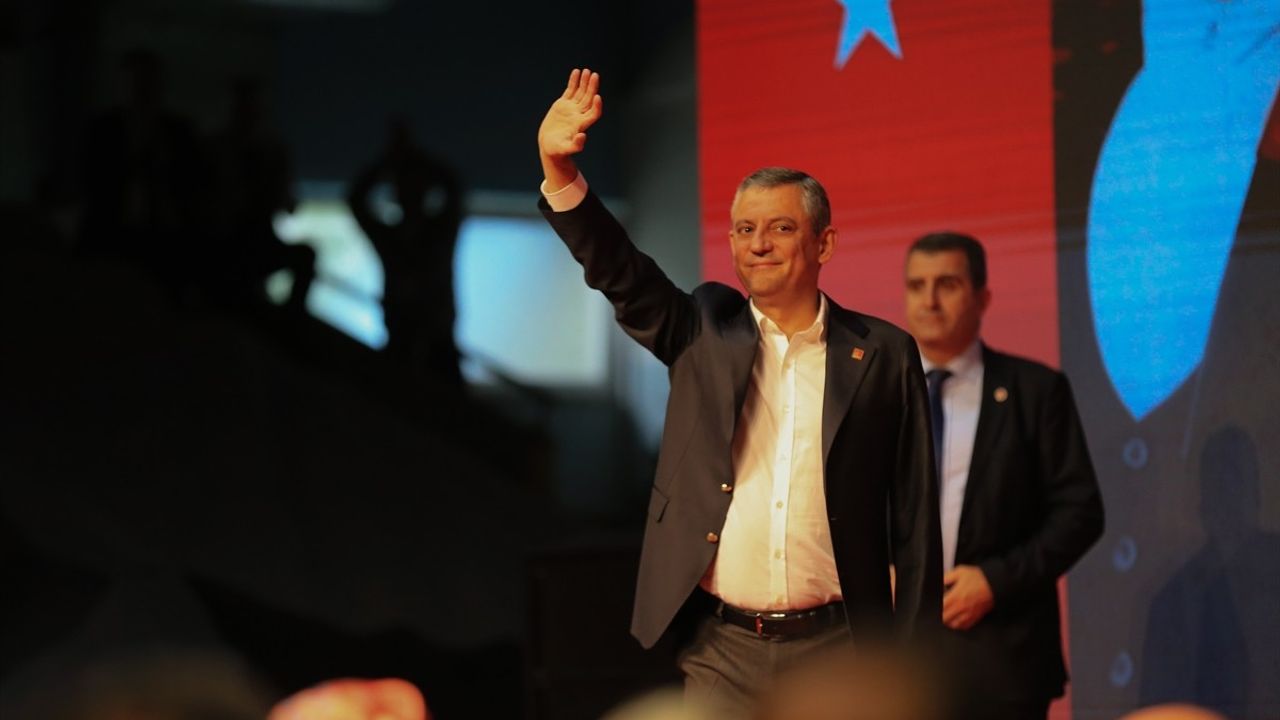 Özgür Özel: Manisa İl Kongresi'nde 'Yeni Yürüyüş' ve Seçim Hazırlıkları Çağrısı