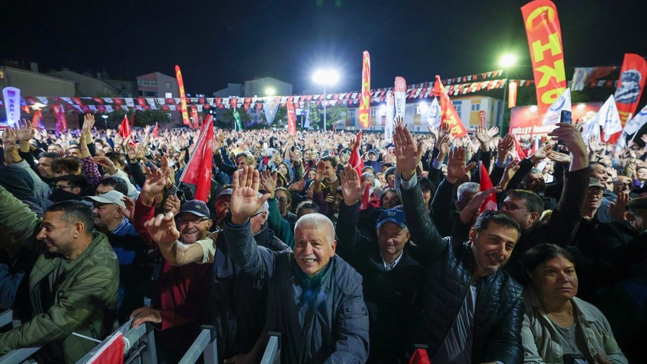 Özgür Özel: Sumud Filosu Kuşatıldı — Küçükçekmece Mitinginde Okul Yemek Sözü ve İmza Kampanyası