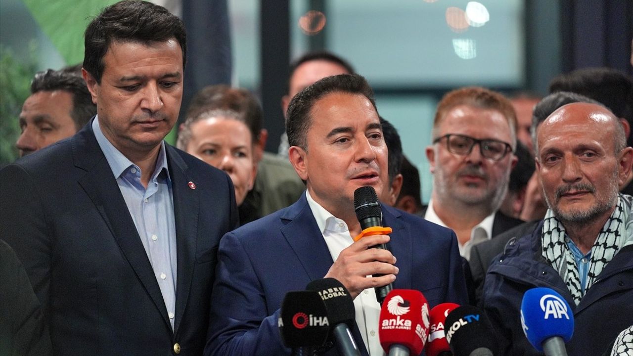 Özgürlük Filosu'nda Alıkonulan 3 Milletvekili Türkiye'ye Döndü