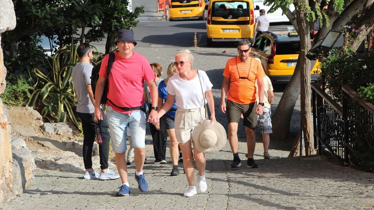 Palau bayraklı 'Astoria Grande' Kruvaziyer Alanya Limanı'na Demirledi