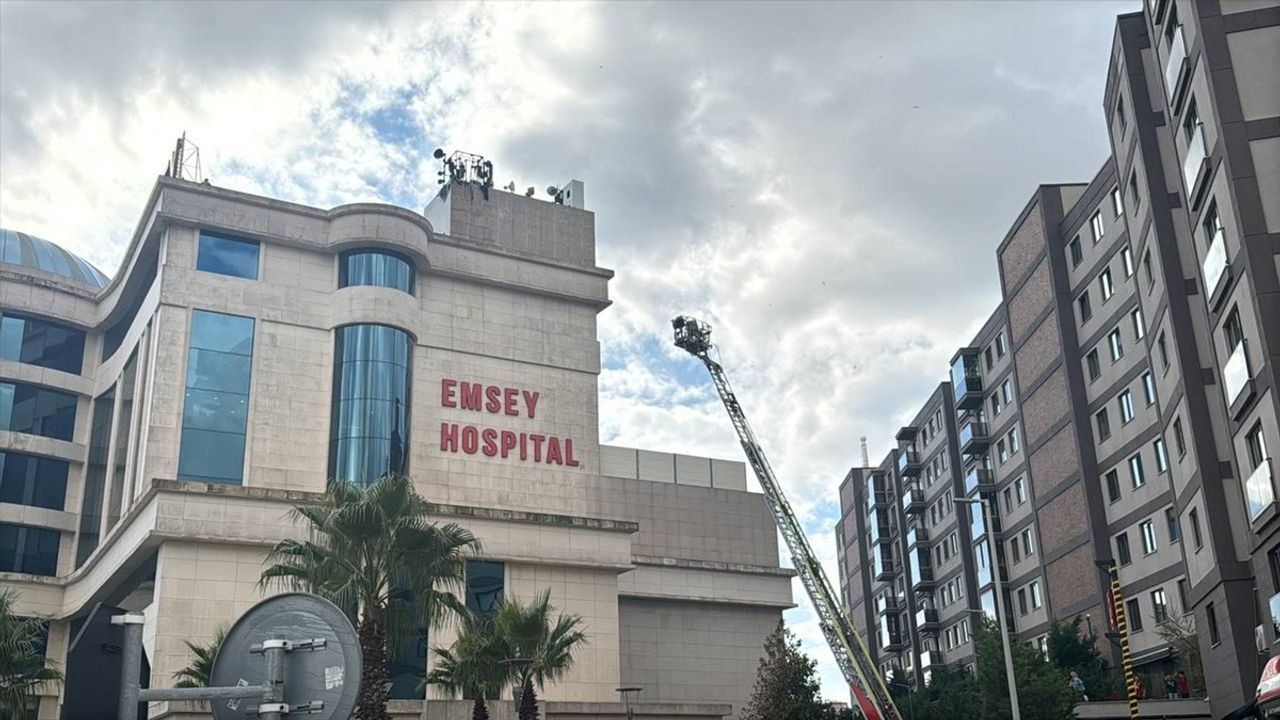 Pendik Çamlık Mahallesi'nde Özel Hastane Çatısında Yangın — İtfaiye Müdahale Ediyor