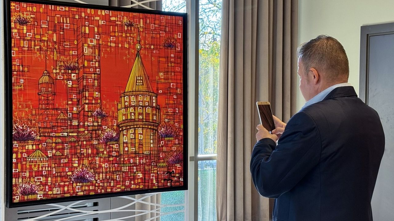 Reyhan Uludağ'ın 'Yaşamın Çizgileri' Sergisi Grand Harilton'da Açıldı