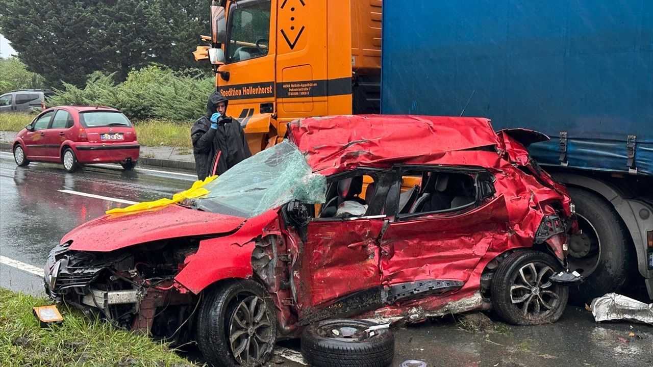 Rize Çayeli'de Otomobil-Tır Çarpışması: 3 Ölü