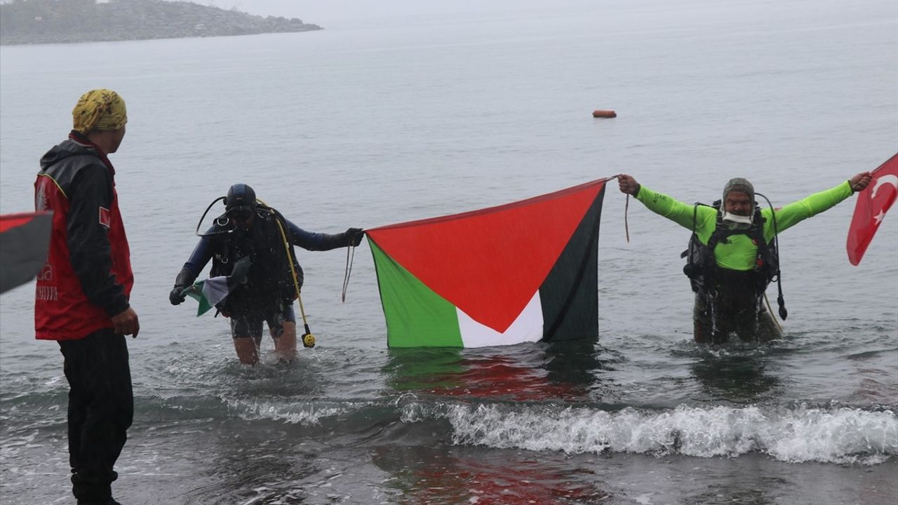 Rize'de ANDA Üyeleri Su Altında Türk ve Filistin Bayrakları Açtı