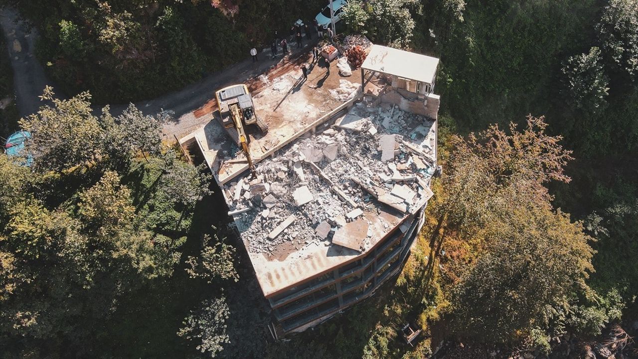 Rize'de Fırtına Vadisi'nde Taşkın Riski Altındaki 58 İzinsiz Yapı Kaldırıldı