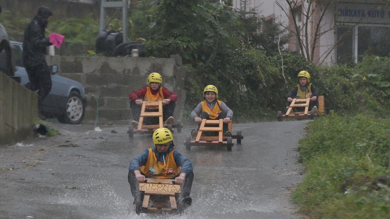 Rize'de 'Laz Ralli'de 57 Yarışçıyla Tahta Arabalar Yağmura Rağmen Yarıştı
