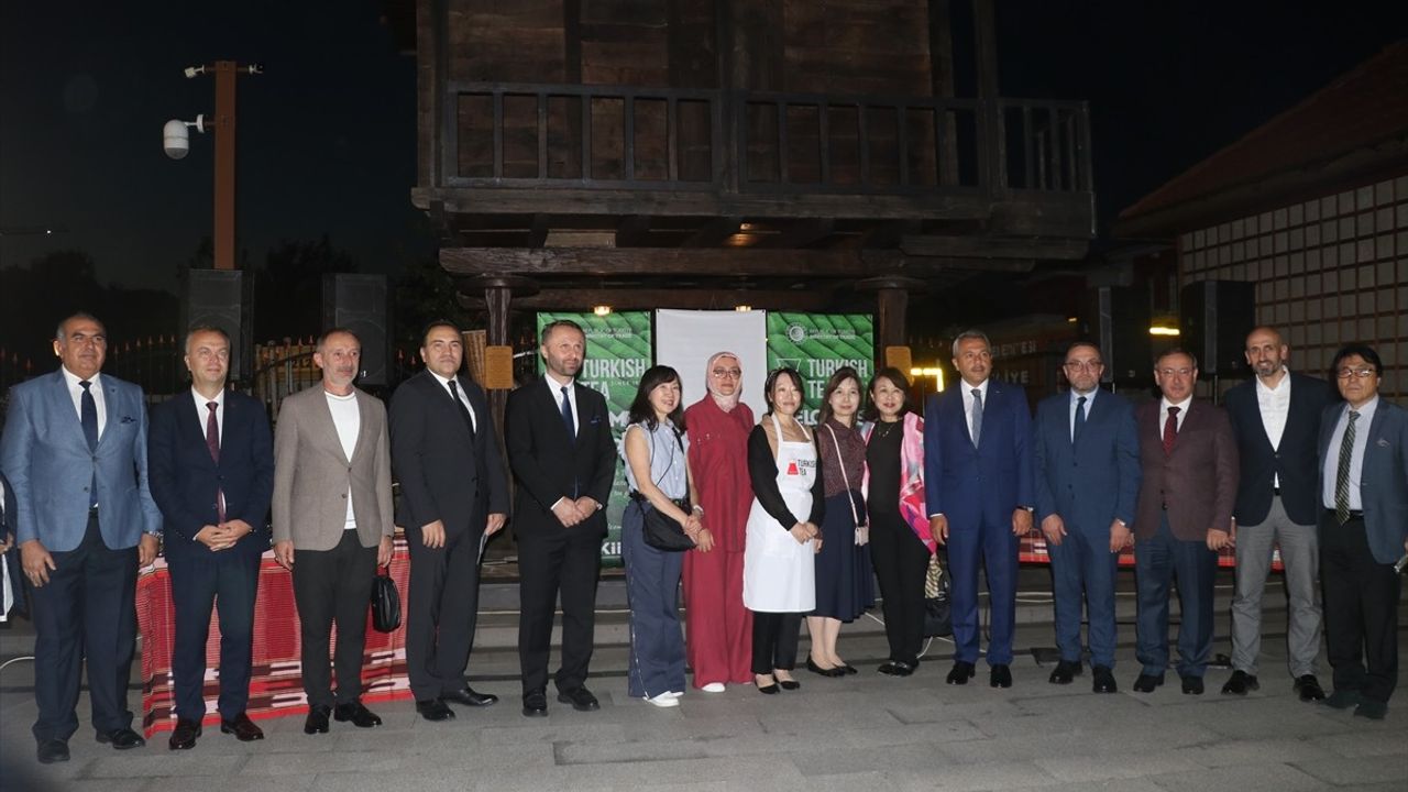 Rize'de 'Ustaların Düellosu': Türk Çayı Demleme Yarışması Japon Uzmanları Ağırladı
