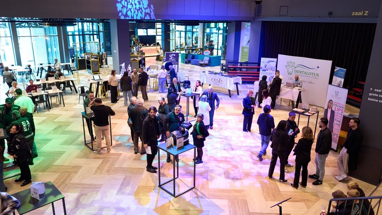 Rotterdam'da 'Hayat Sahnesi' Konferansı: Türk Doktorlardan Kanser Farkındalığı