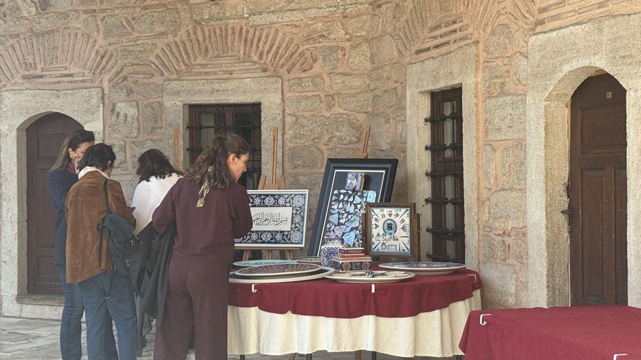 Rüstem Paşa Camii Çini Motifleri Paneli İstanbul'da — 77.565 Yaprak İncelendi