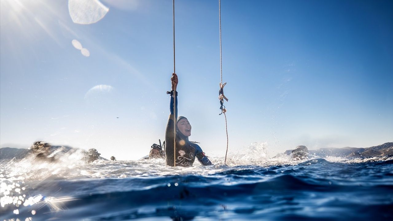 Şahika Ercümen Kaş'ta 107 Metrede Dünya Rekorunu Geliştirdi — Gazze'ye Dayanışma