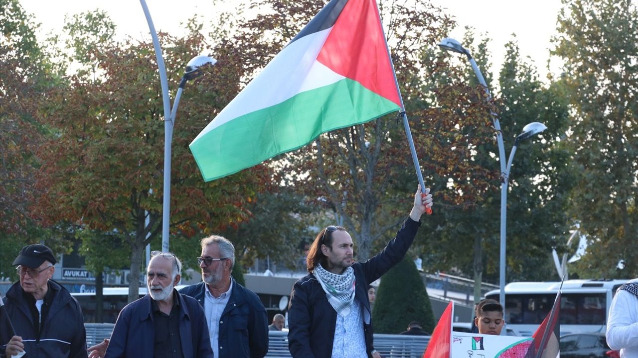 Sakarya'da 'Gazze Nöbeti'nde Küresel Sumud Filosu'na Saldırı Kınandı