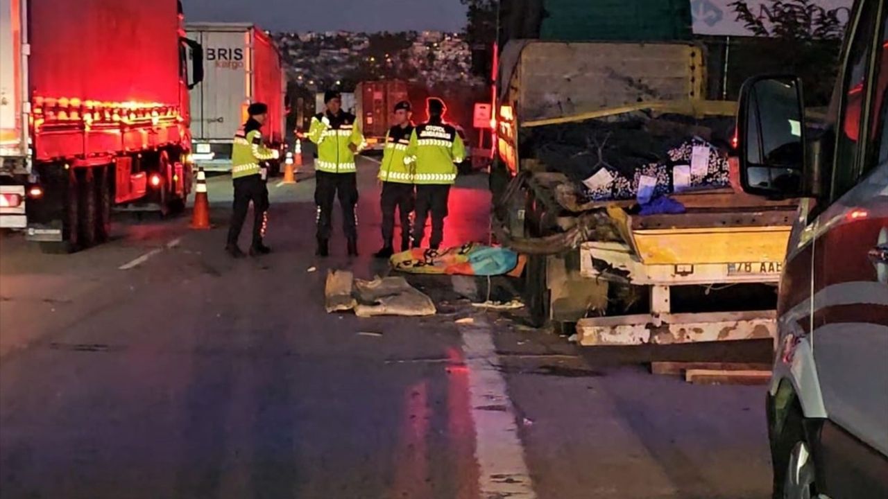 Sakarya'da Lastik Değiştirirken Tıra Çarpan Sürücü Öldü