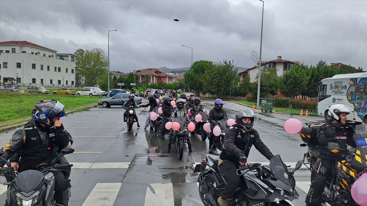 Sakarya'da Motosiklet Tutkunlarından Meme Kanseri Farkındalık Turu