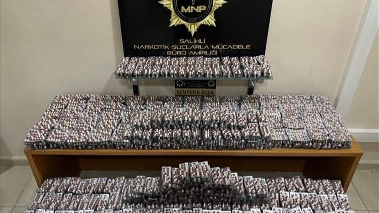 Salihli'de Uyuşturucu Operasyonu: 4 Şüpheli Tutuklandı, 30 bin 839 Hap Ele Geçirildi