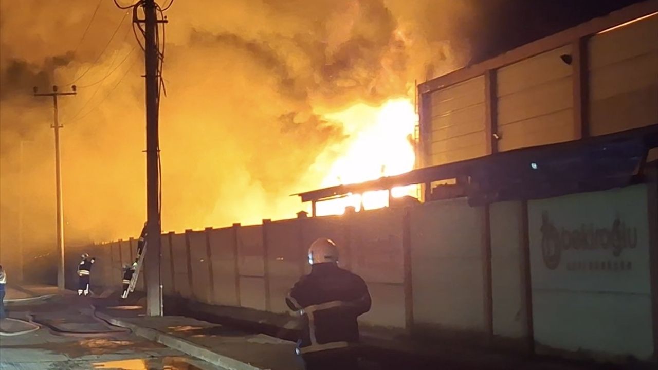 Samsun Bafra'da Geri Dönüşüm Fabrikasında Yangın — Müdahale Sürüyor