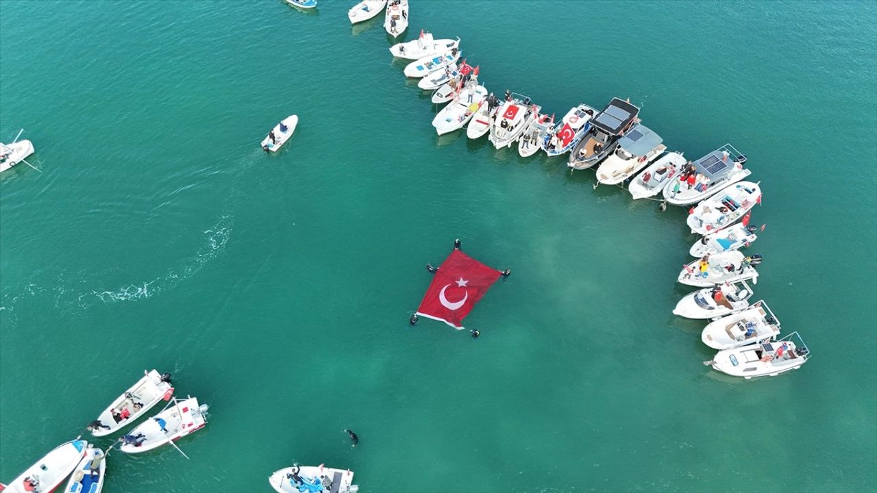 Samsun'da Teknelerle 'Ay-Yıldız' Koreografisiyle Cumhuriyet Coşkusu