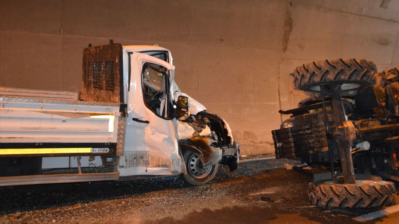 Samsun'da Tünelde Trafik Kazası: Kamyonet ile Traktör Çarpıştı, 2 Yaralı
