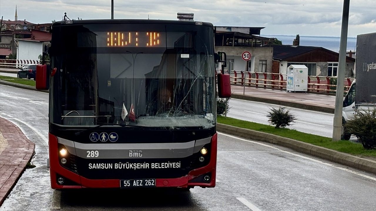 Samsun İlkadım'da halk otobüsüyle kamyonet çarpıştı: 2 yolcu yaralandı