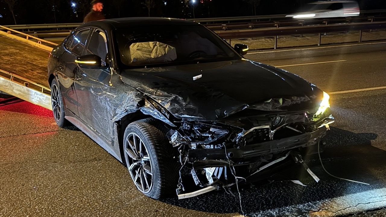 Sancaktepe TEM Otoyolu'nda İki Otomobil Çarpıştı: 4 Yaralı