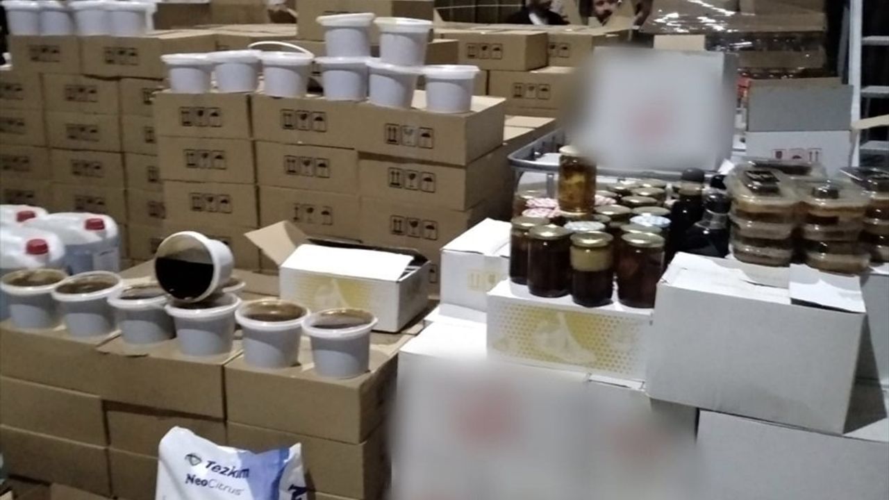Şanlıurfa'da 20 Tondan Fazla İzinsiz Pekmez, Bal ve Nar Ekşisi Ele Geçirildi