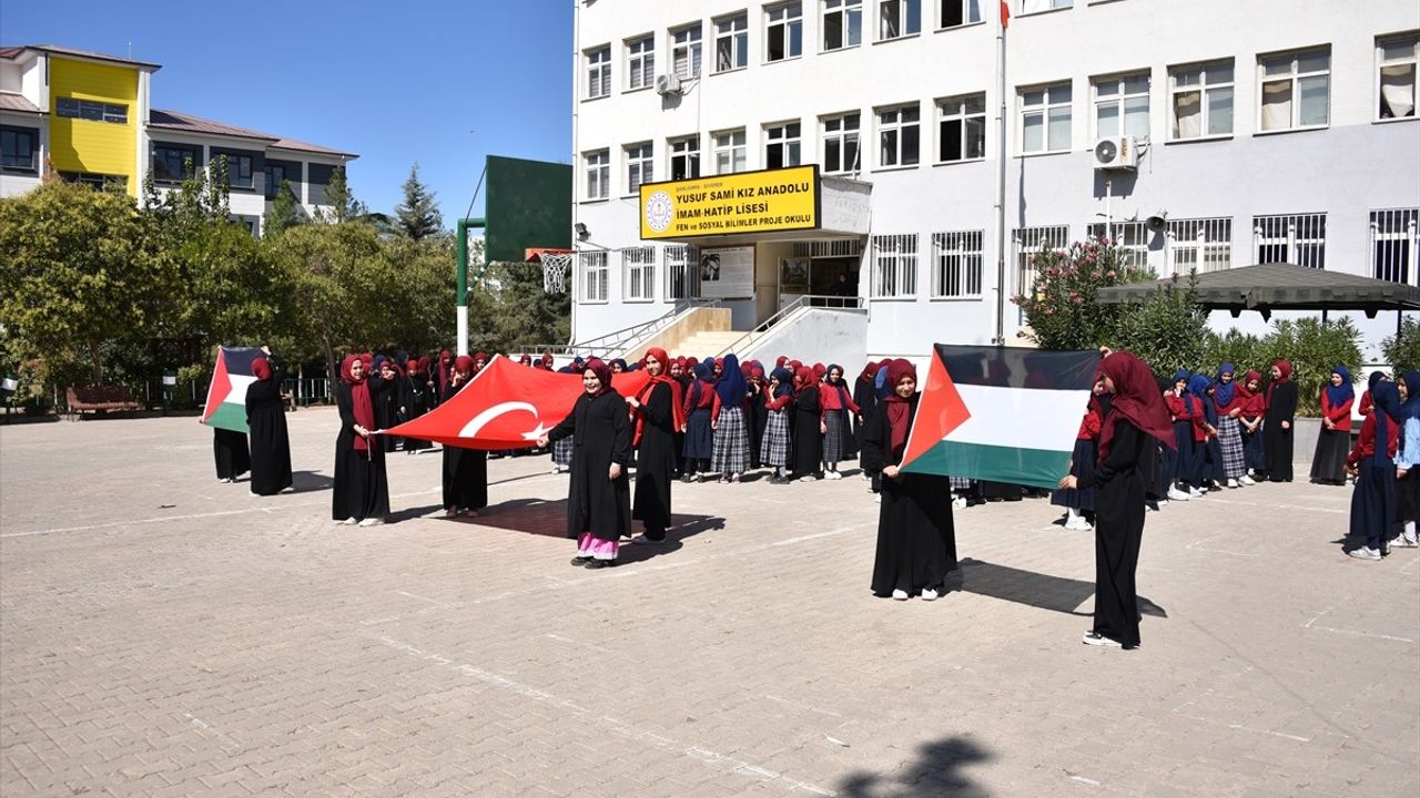 Şanlıurfa'da Lise Öğrencilerinden Küresel Sumud Filosu'na 'Sumud' Koreografisi
