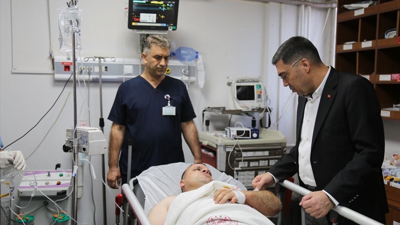 Şanlıurfa'da Polis Memuru Bıçaklı Saldırıda Yaralandı — Zanlı Gözaltında