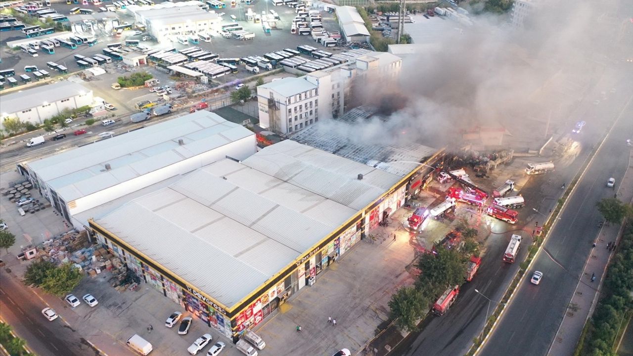 Şanlıurfa Haliliye'de Plastik Malzeme Satılan İş Yerinde Yangın