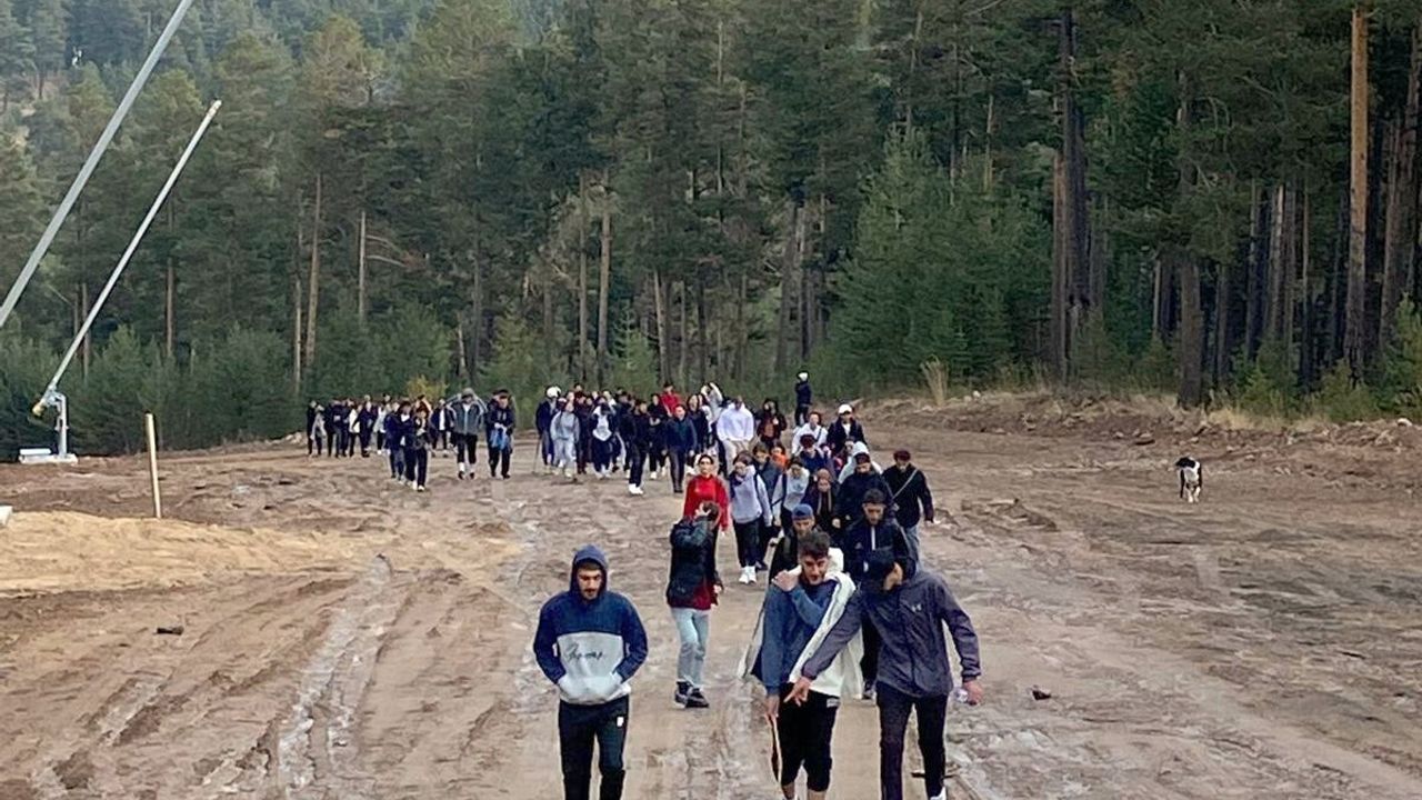 Sarıkamış'ta 150 Öğrenci Kayak Pistlerini Temizledi: Doğa Yürüyüşü ve Çevre Bilinci