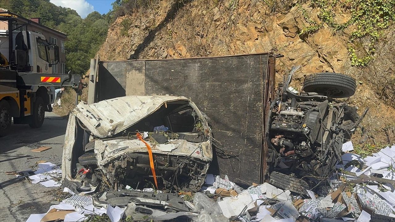 Sarıyer'de Kamyonet Şarampole Devrildi: 2 Kişi Yaralandı