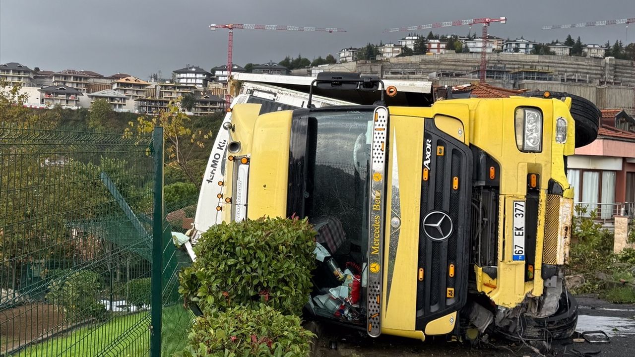 Sarıyer'de Şarampole Devrilen Tır Sürücüsü Yaralandı (67 EK 377)