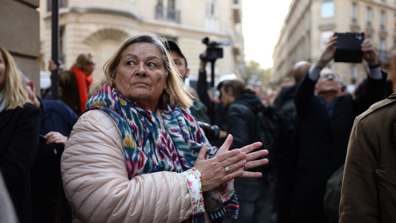 Sarkozy Hapse Giriyor: Paris'te Destek Gösterisi