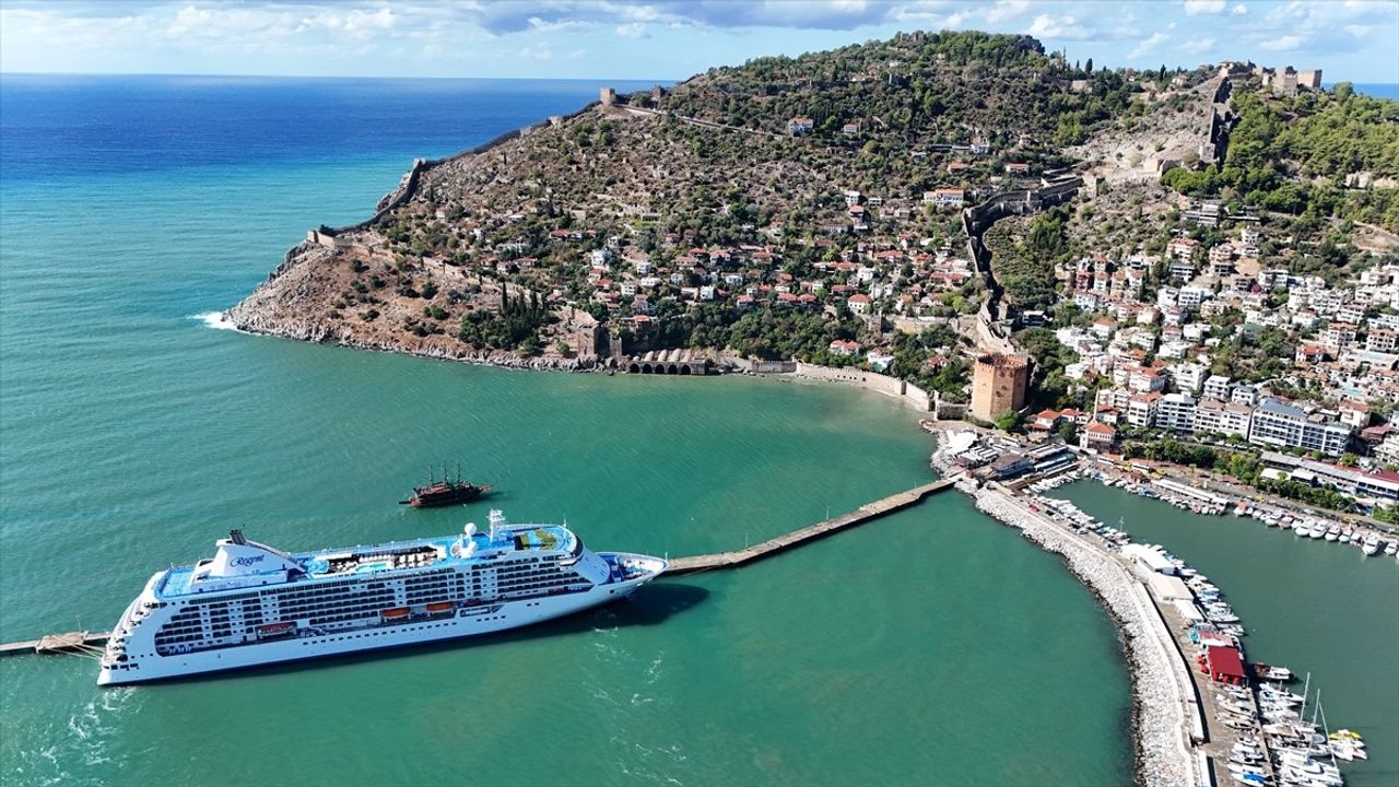 Seven Seas Voyager Alanya Limanı'na Demirledi — 677 Yolcu, 447 Personel