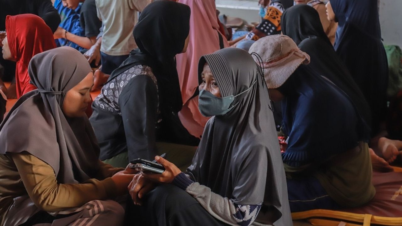 Sidoarjo'da Okul Binası Çöktü: 38 Kişi İçin Arama Kurtarma Sürüyor