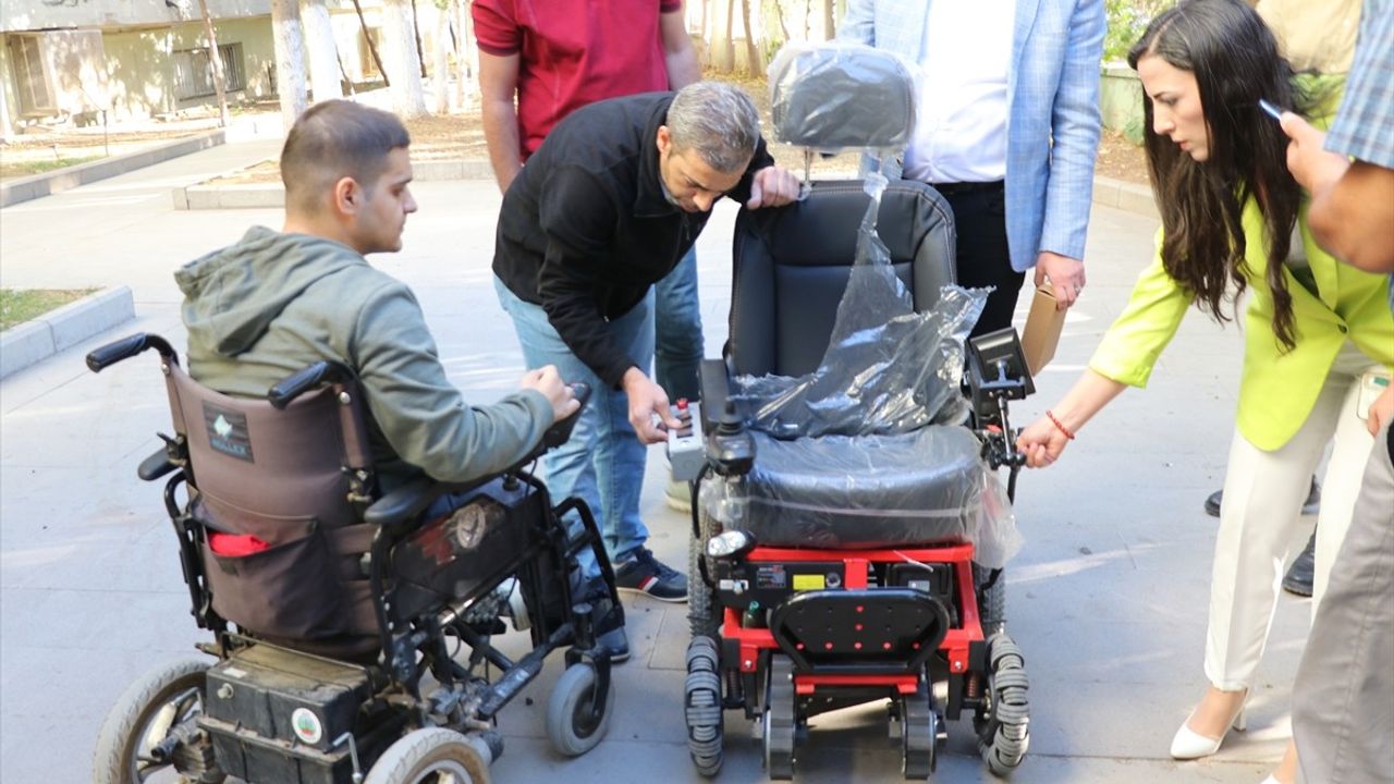 Siirt'te engelli gence merdiven çıkabilen tekerlekli sandalye desteği