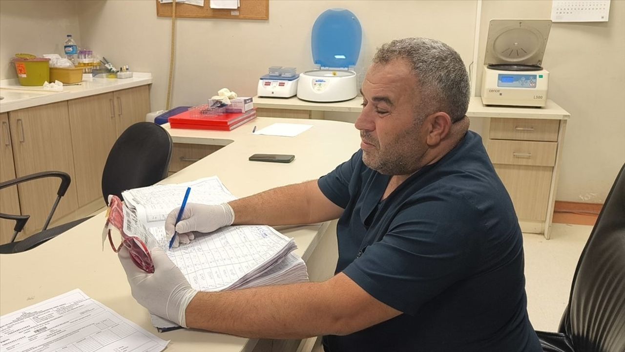 Siirt'te Kan Bankası Teknisyeni Lösemili Kıza Trombosit Bağışladı