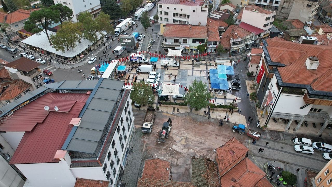 Sındırgı'da 6,1'lik Deprem: Yıkılan İş Yerinin Enkazı Kaldırıldı