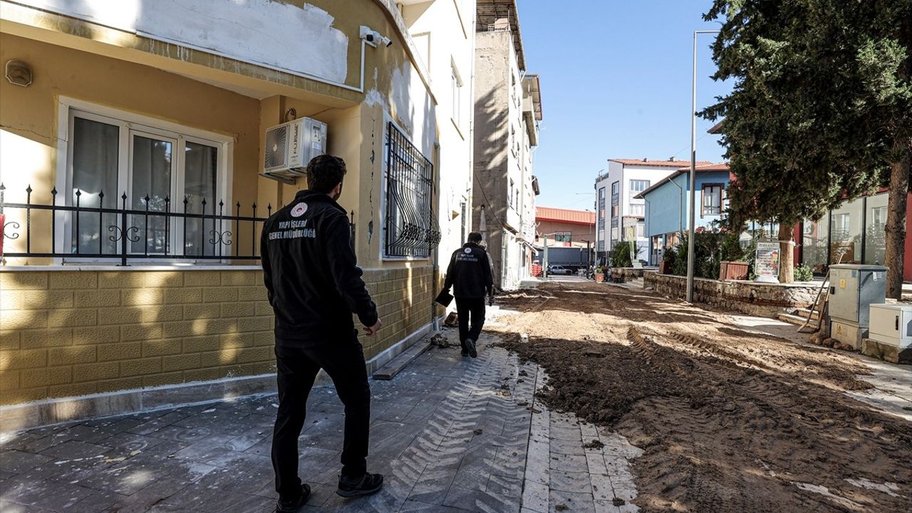 Sındırgı'da deprem: Enkaz kaldırma ve hasar tespiti sürüyor