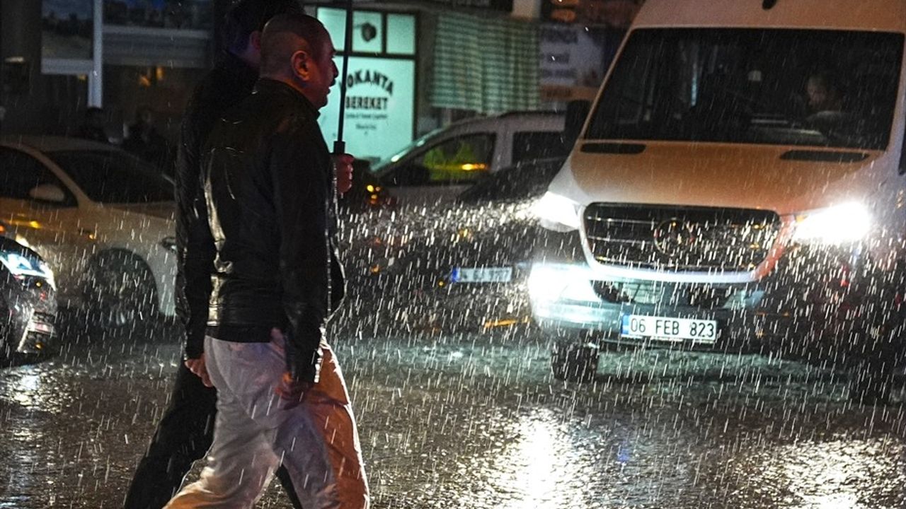 Sındırgı'da Deprem Sonrası Sağanak Çalışmaları Zorlaştırdı