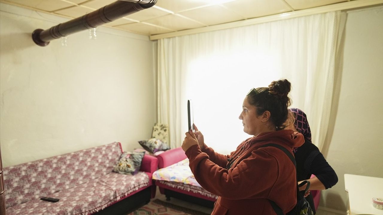 Sındırgı'da Önceden Boşaltılan Ağır Hasarlı Binalar Facianın Önüne Geçti