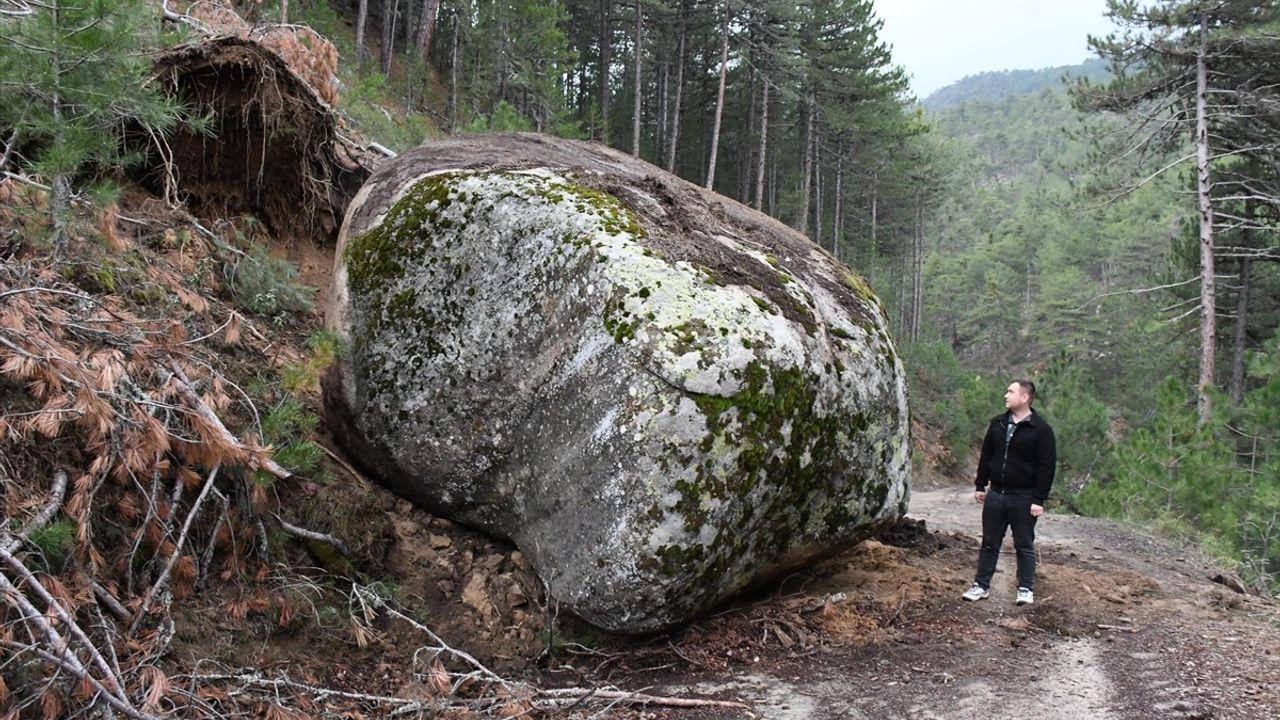 Sındırgı Depremi Sonrası Emet'te Tonlarca Kaya Orman Yolunu Kapattı