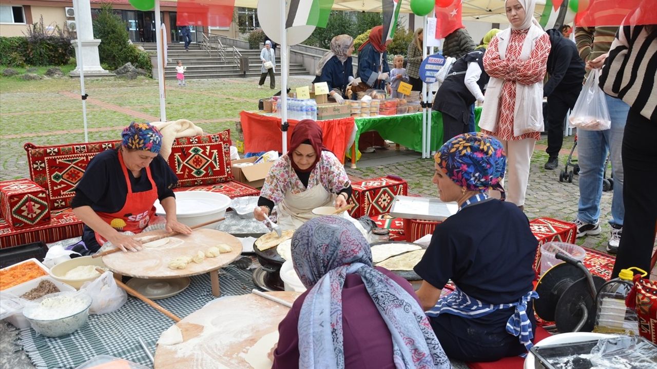 Sinop'ta Gazze İçin Öğrencilerin Düzenlediği Yardım Kermesi