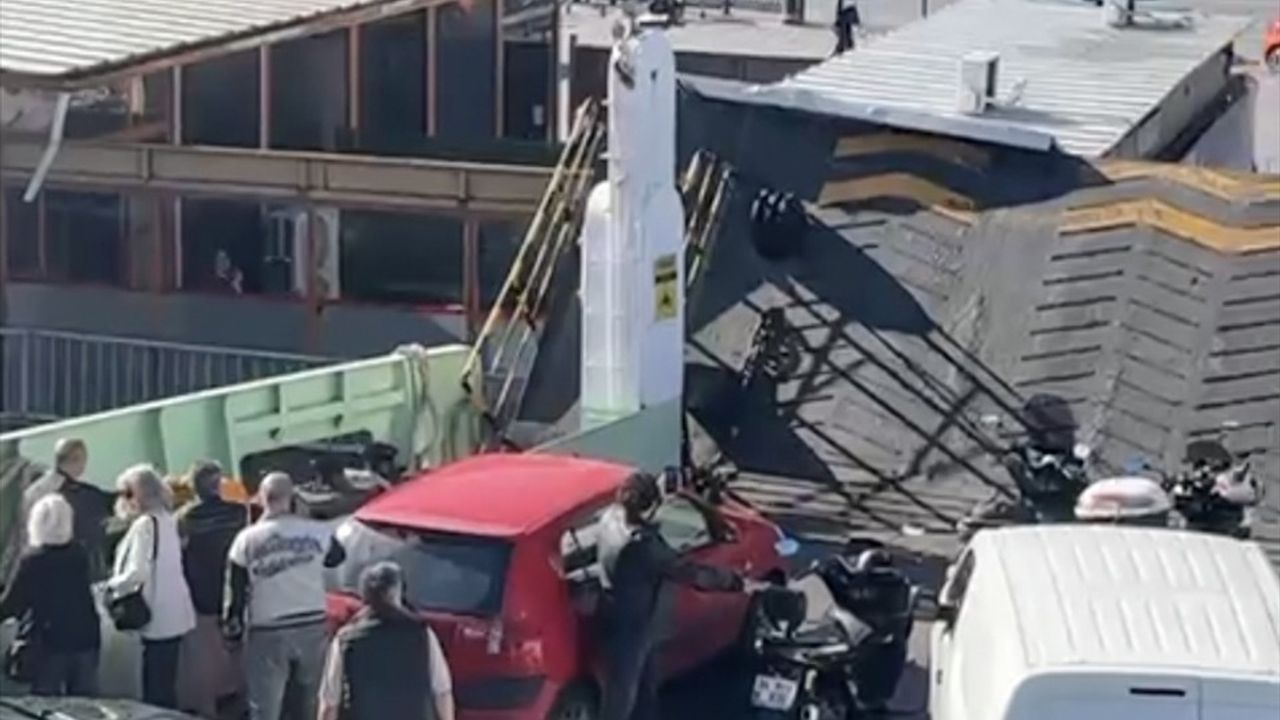 Sirkeci'de Arabalı Vapur İskeleye Çarptı — Harem-Sirkeci Seferinde Kaza