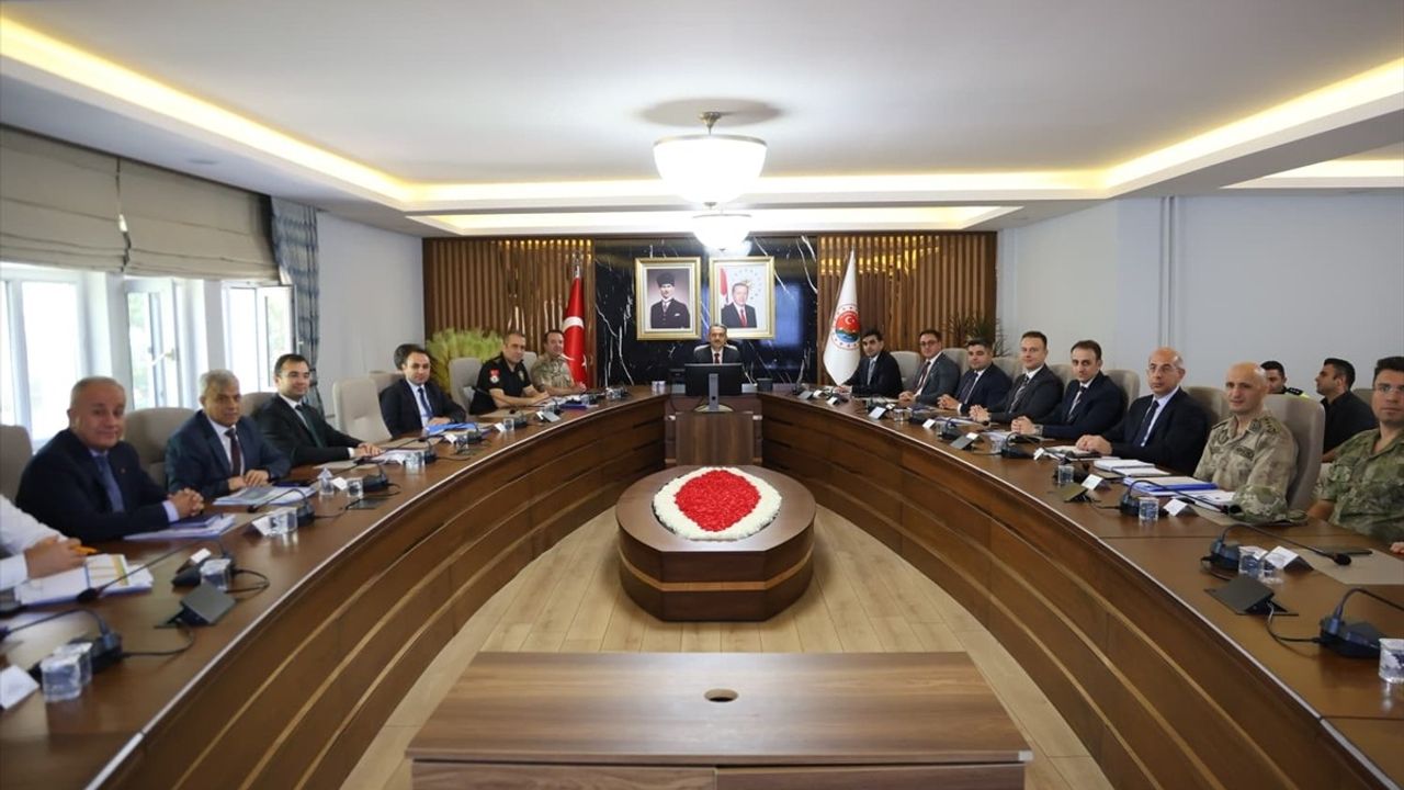 Şırnak'ta Asayiş ve Güvenlik Toplantısı: Vali Birol Ekici'den Güven Mesajı