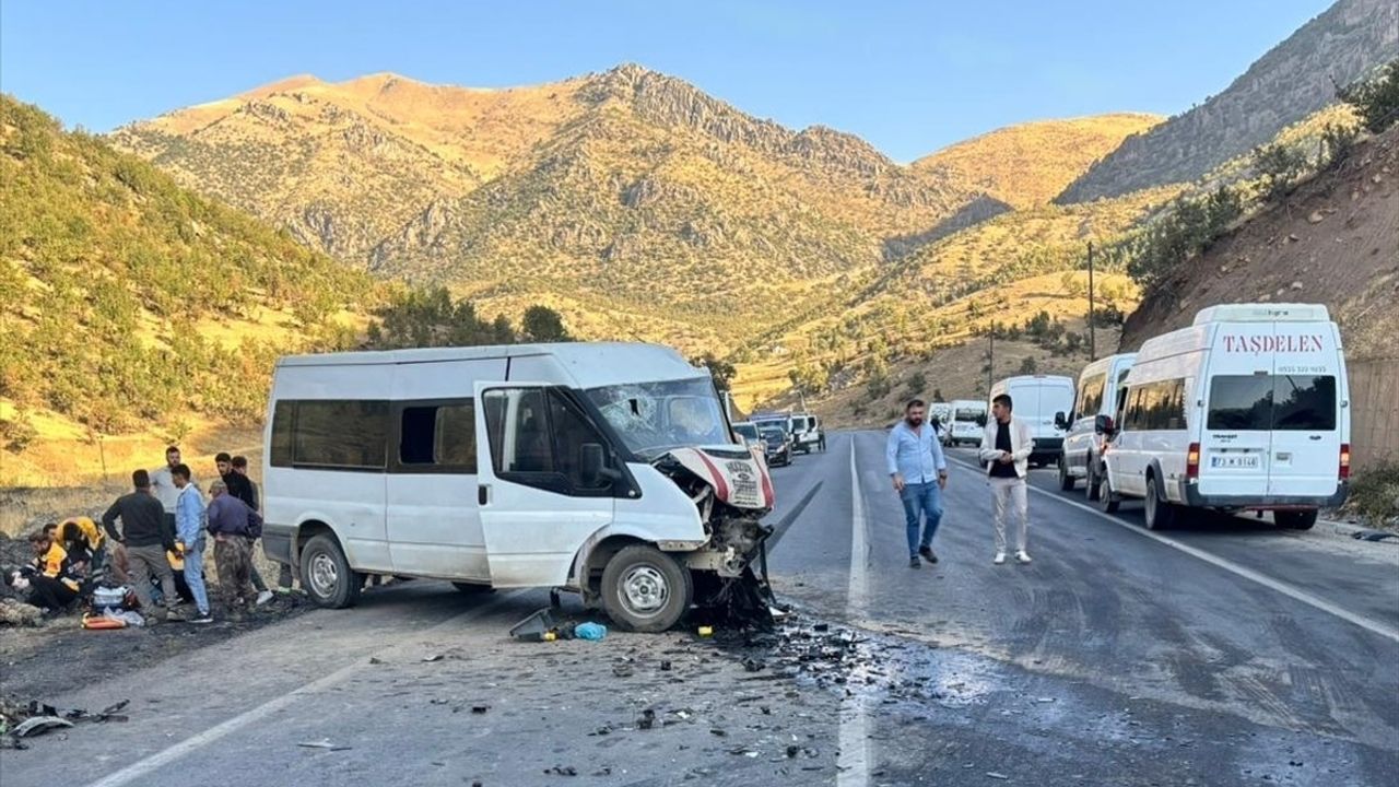 Şırnak Uludere'de Minibüs ile Hafif Ticari Çarpıştı: 11 Yaralı
