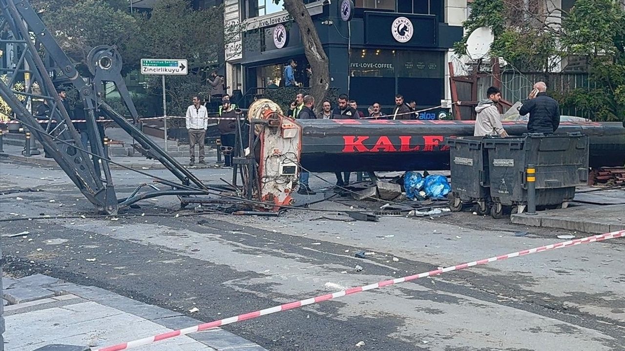Şişli'de İnşaat Vincinin Yurt Binasına Devrilmesi — Öğrenciler Tahliye Edildi