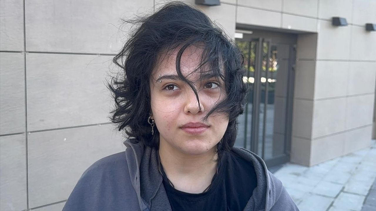 Şişli Fulya'da Vinç, İBB'ye Ait Kız Öğrenci Yurduna Devrildi