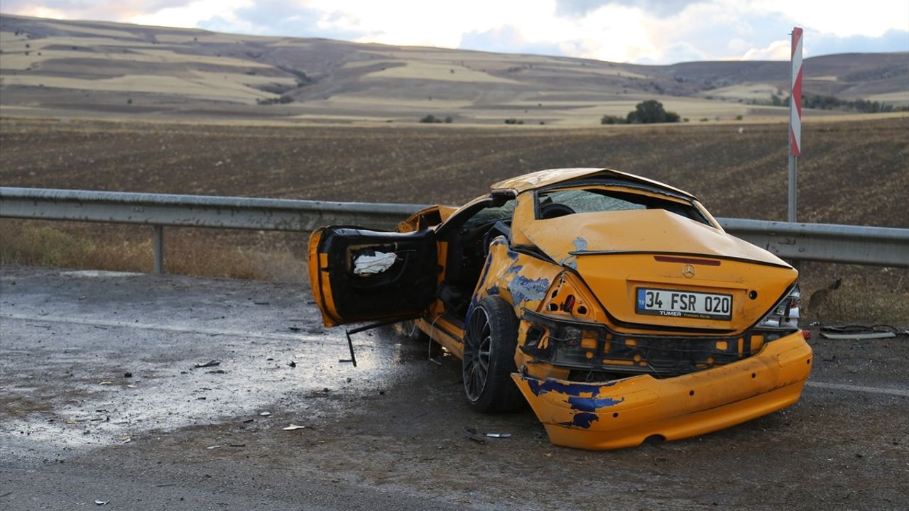 Sivas Gemerek'te İki Otomobil Çarpıştı: Sürücüler Ağır Yaralandı